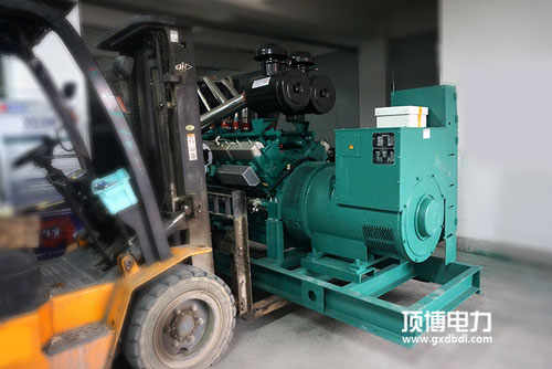 當柴油發(fā)電機在運行中異常時，應按急停按鈕停機